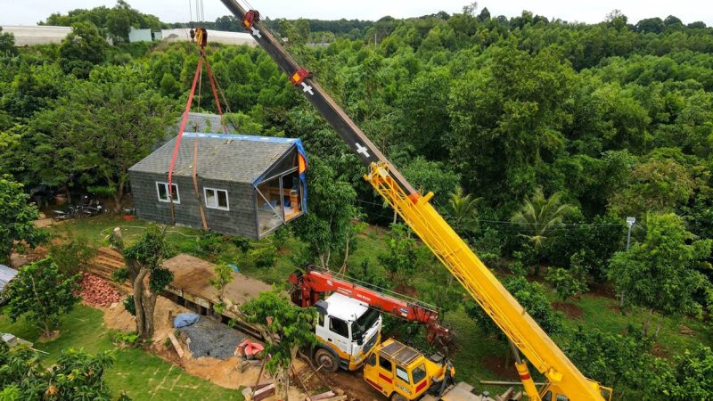 Dùng xe cẩu chuyên dụng bánh lốp nâng hạ nhà ở di động