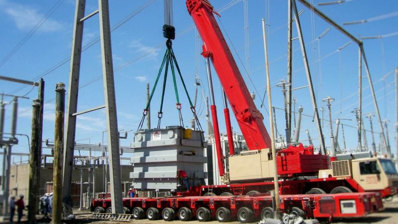 Dùng xe cẩu chuyên dụng hỗ trợ lắp đặt trạm biến áp cho nhà máy điện