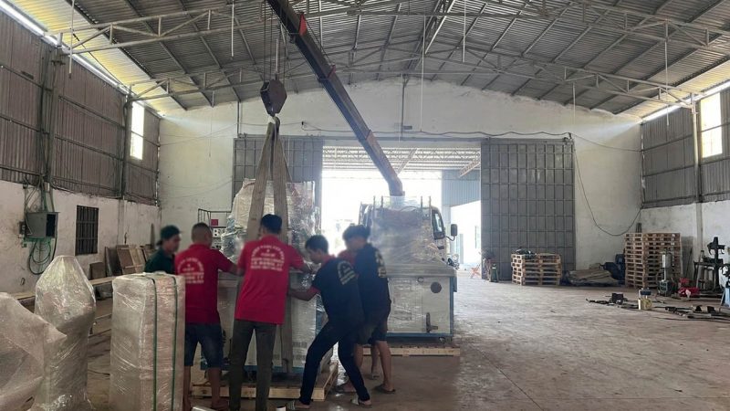 Dùng xe cẩu chuyển máy móc đến vị trí lắp đặt trong nhà xưởng