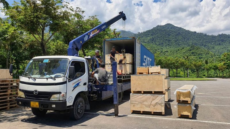 Dùng xe cẩu hàng giúp bốc xếp hàng hóa nhanh và giảm thiểu rủi ro