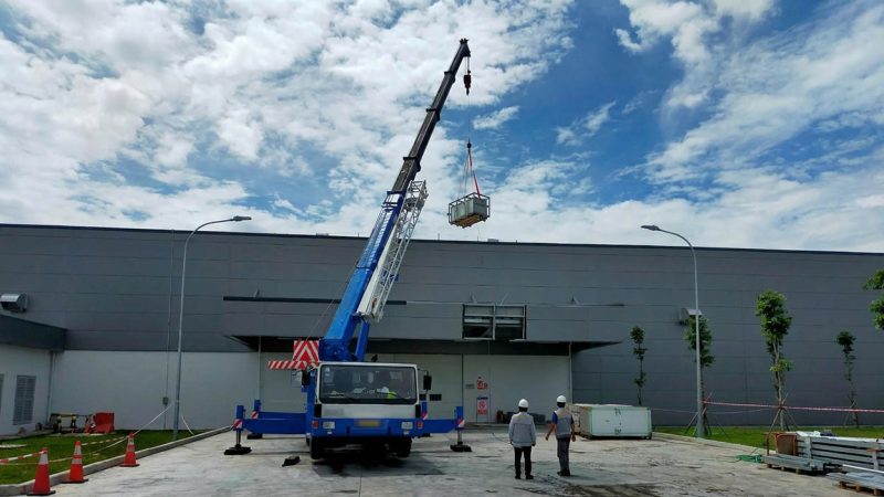 Cho thuê xe cẩu nâng máy công nghiệp vào nhà máy qua mái