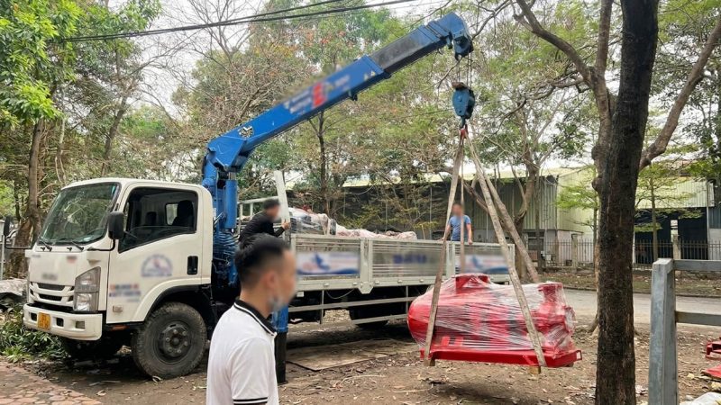Xe cẩu thùng có thể vừa cẩu vừa chở hàng