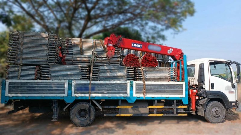 Dùng xe cẩu thùng vận chuyển giàn giáo công trình