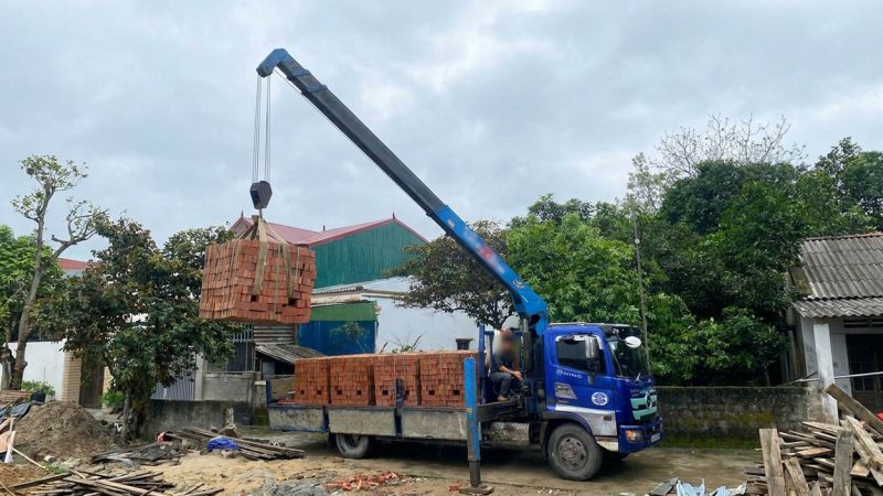 Xe cẩu tự hành 2 trong 1 vừa chở vừa cẩu gạch