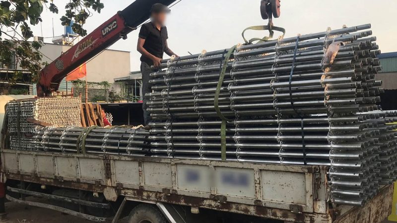Dùng xe cẩu tự hành chở và nâng hạ giàn giáo xây dựng