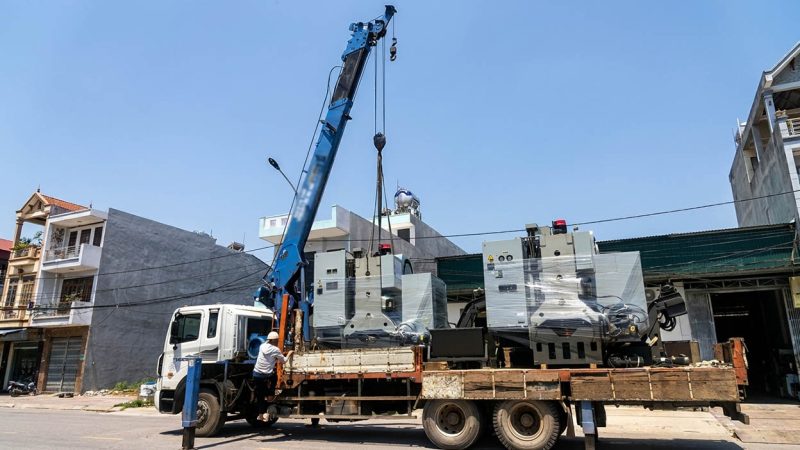 Dùng xe cẩu tự hành chở và nâng hạ máy ép nhựa