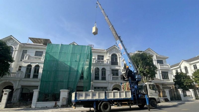 Dùng xe cẩu tự hành nâng điều hòa tủ đứng lên tầng 3 qua ban công