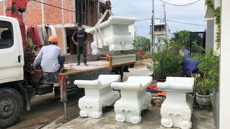 Dùng xe cẩu tự hành nâng hạ và vận chuyển bàn thờ đá