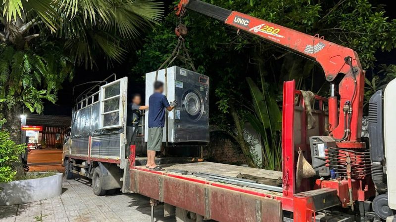 Dùng xe cẩu tự hành nâng hạ và vận chuyển máy giặt công nghiệp