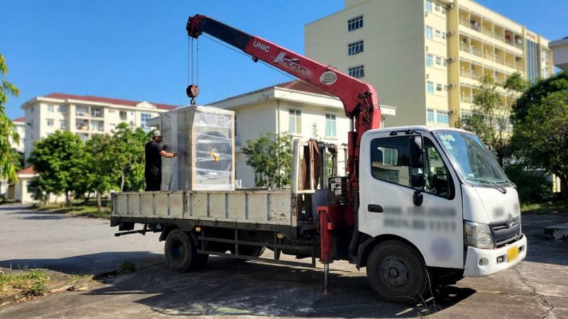 Dùng xe cẩu tự hành nâng hạ và vận chuyển máy sấy công nghiệp