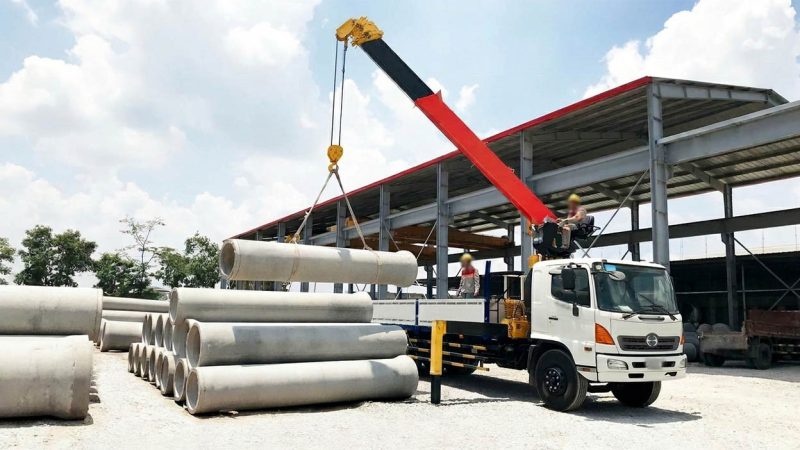 Xe cẩu tự hành nâng hạ và vận chuyển ống cống đúc sẵn