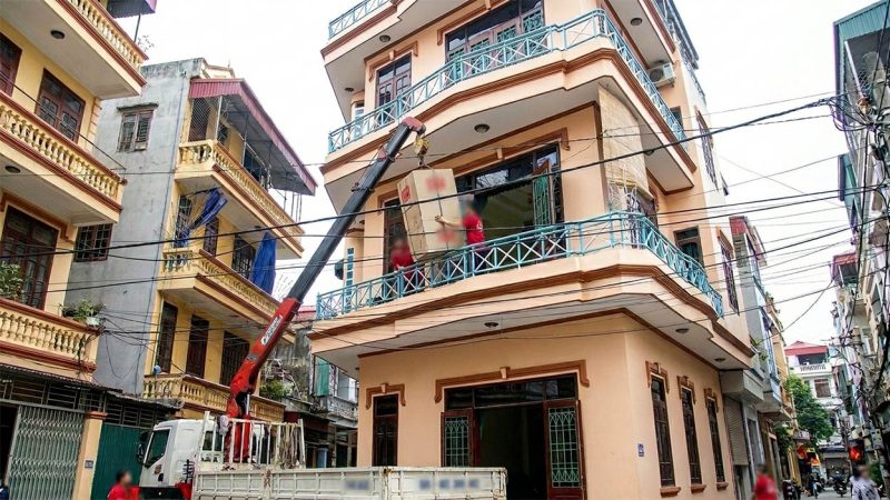 Dùng xe cẩu tự hành nâng tủ lạnh lên tầng 2 qua ban công