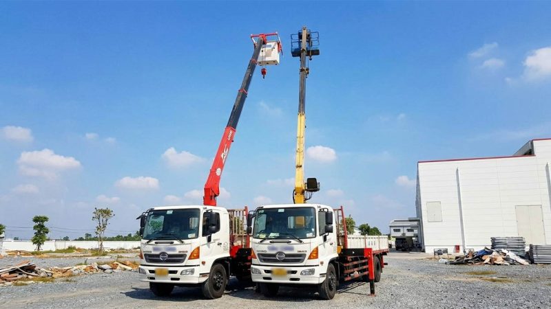 Xe cẩu tự hành tích hợp lồng nâng người vừa nâng người lên cao, vừa có thể chở theo dụng cụ, vật liệu hoặc thiết bị hỗ trợ