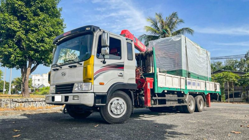 Dùng xe cẩu tự hành vận chuyển thùng hàng nặng