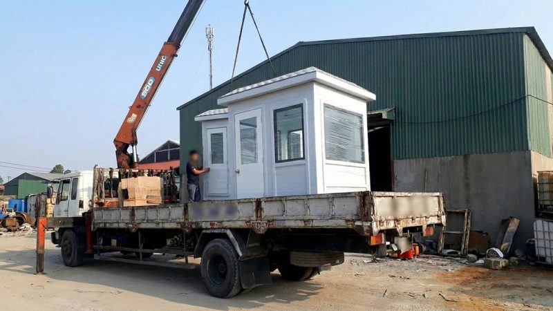 Dùng xe cẩu tự hành vận chuyển và nâng hạ cabin thu phí