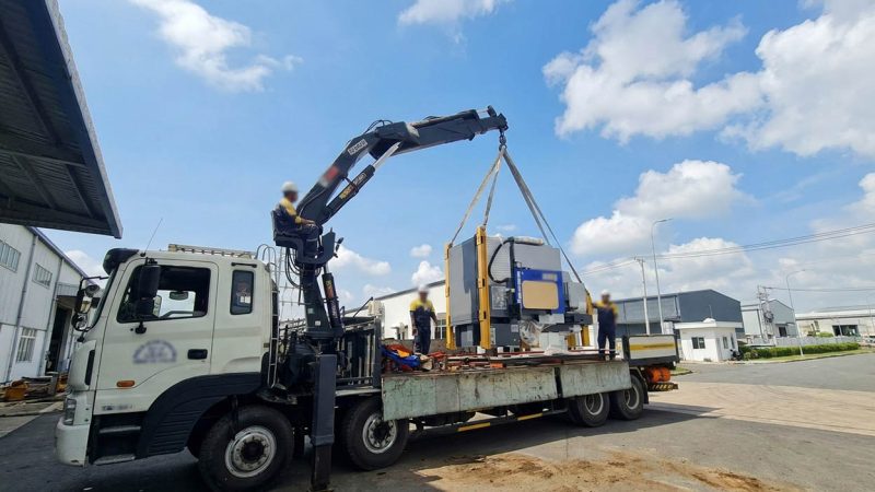Dùng xe cẩu tự hành vận chuyển và nâng hạ máy CNC