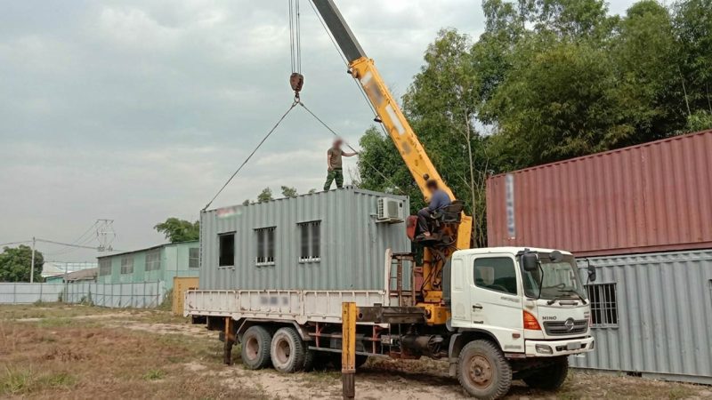 Dùng xe cẩu tự hành vận chuyển và nâng hạ nhà tạm làm bằng container