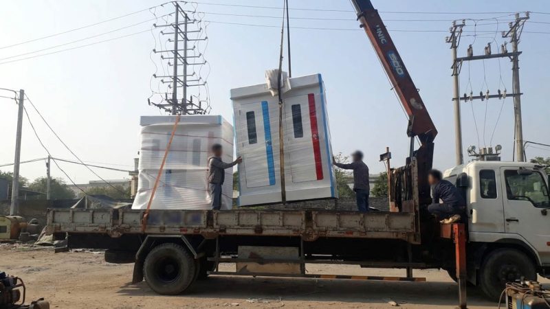 Dùng xe cẩu tự hành vận chuyển và nâng hạ nhà vệ sinh di động (2 ngăn)