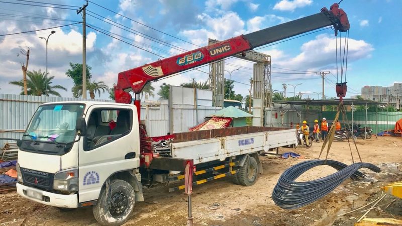 Dùng xe cẩu tự hành vận chuyển và nâng hạ thép sắt cây xây dựng