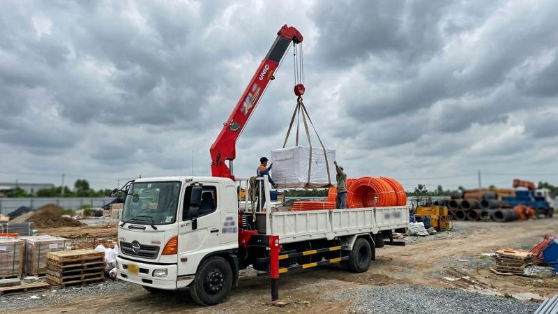 Xe cẩu tự hành vừa tự bốc xếp hàng lên thùng, vừa vận chuyển đến điểm đích